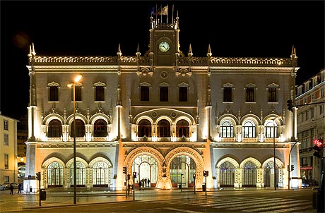 La gare ferroviaire de style art déco de Lisbonne pendant la nuit photo