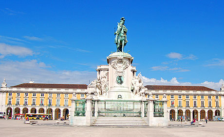 Statuia regelui Ioan I situata in Praca do Comercio in Lisabona foto